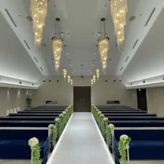 白と青のシンプルかつ華やかなチャペル