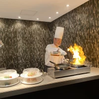 メインの料理の仕上げの演出でふ
