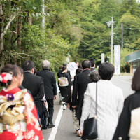 花嫁行列では、道路と参道を歩きます。