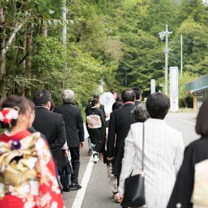 花嫁行列では、道路と参道を歩きます。|579829さんの椿大神社 椿会館の写真(1159425)