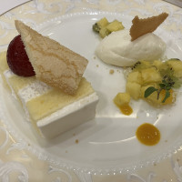 ケーキはフルーツ付き。