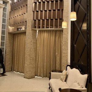 披露宴会場ロビーです|579876さんの山手迎賓館/テイクアンドギヴ・ニーズウェディングの写真(2550578)