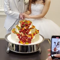 オリジナルのフルーツシャワーウェディングケーキ