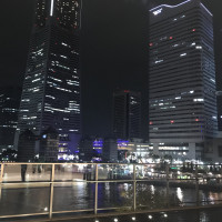 挙式会場出たフラワーシャワーの前のテラス。夜景がすごい！