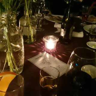 披露宴終盤、会場のライトを絞ると、テーブルもまた違った雰囲気