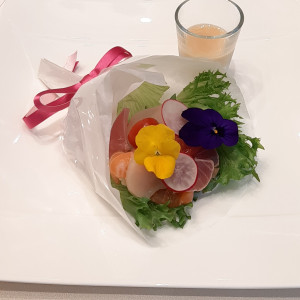 ブーケの形をした前菜料理|580042さんのアルカンシエル luxe mariage 大阪（アルカンシエルグループ）の写真(2117578)