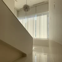 大階段前の窓