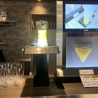 ビールがしたから注がれる