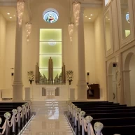 通路も広くてゆったり座れるチャペル