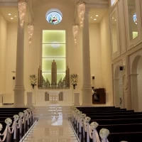 通路も広くてゆったり座れるチャペル