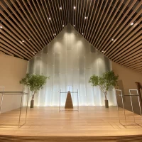 天井のデザインが独特でとても印象的です。隈研吾ならではです。
