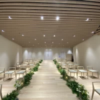 バージンロードが長く、天井が反り上がっているのが印象的です。
