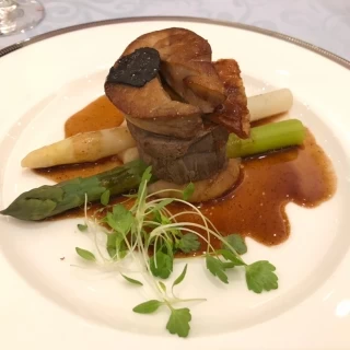 料理です。コースの中で唯一ランクアップした品です。