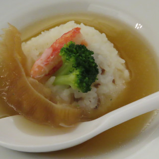 ずわい蟹とふかひれ　シェフ特製お茶漬け
コンソメスープ仕立