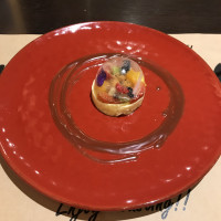 デザートです。飴細工を崩して食べるタイプです。