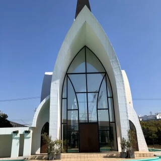 快晴のチャペル外観