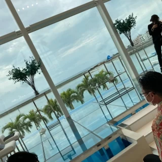 正面はガラス張りで海が見えます