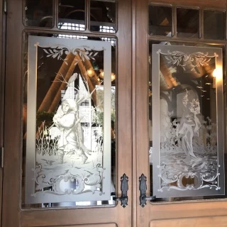 森音の教会の内装、窓に掘られた絵画が綺麗