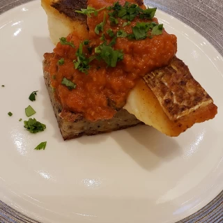 お魚料理です。
下にあるのはリゾットでした。