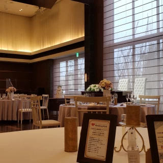披露宴会場は2つあり壁一面に投影のない方の会場です。