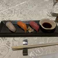 お寿司目の前で握ってくれました。