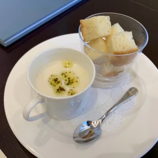 仕方ないが、パンは冷めると固くなりパサパサ。