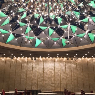 大規模会場。天井がかなり高いです。