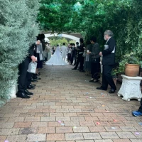 チャペルの外でフラワーシャワーを行いました