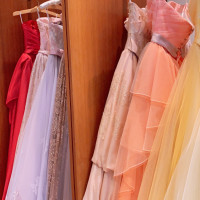 衣装室のドレスの数々。