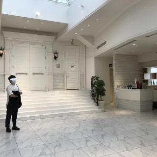 ホワイエ。ドア奥がチャペル