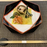 盛り付けが美しい料理。お箸で食べられるのが魅力です。