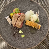 お肉が柔らかくて美味しかったです。甘鯛の鱗焼きが印象的です。