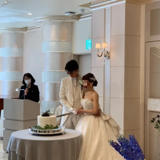 ウェディングケーキ入刀。会場に合ったケーキでした。