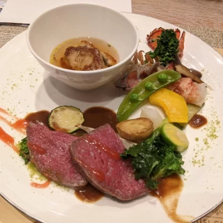 和な味付けで、特にお肉がとても柔らかくて食べやすかったです。