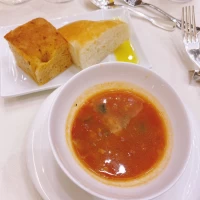 スペルト小麦と野菜のスープ、パンとオリーブ