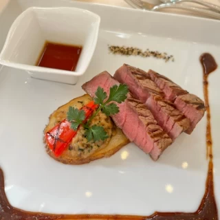メインのお肉料理です。