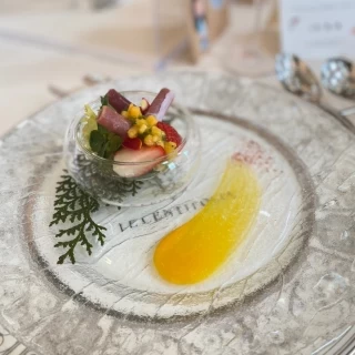 前菜です。パパイヤのソースが添えられています。