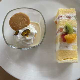 ウエディングケーキと共にデザートが付いてきました