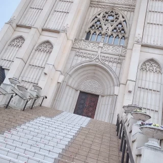 フラワーシャワーの大階段。