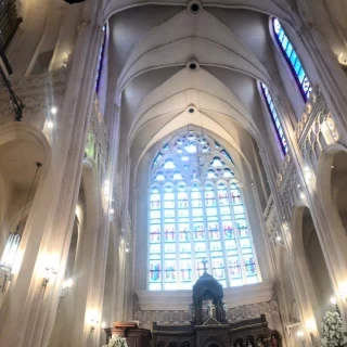 天井がとても高く、広い。