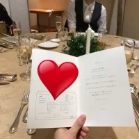 元々の装飾が豪華なので、装花はシンプルで丁度良いくらいです