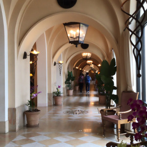 ホテルのロビーから繋がる廊下|581531さんのアリビラ・グローリー教会(ホテル日航アリビラ内)チュチュリゾートウエデイングの写真(1190562)