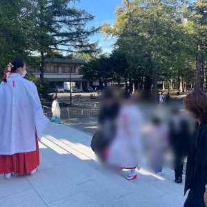 挙式会場まで案内されている様子|581562さんの北海道神宮の写真(1585739)