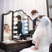 ヘアメイク中