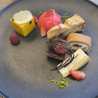 コースの一部を試食、ケーキの種類がとっても豊富です！