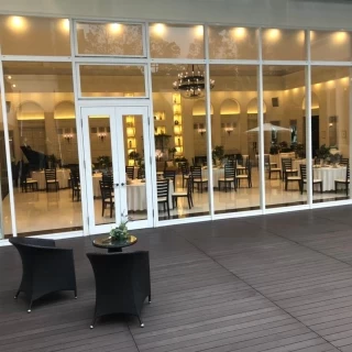 披露宴会場には大きな窓があります