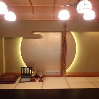 趣の異なる大小の部屋がある。月が印象的な部屋