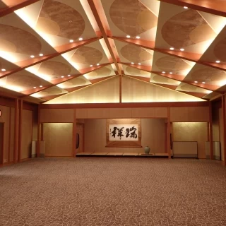 扇面柄など縁起のいいモチーフが散りばめられている