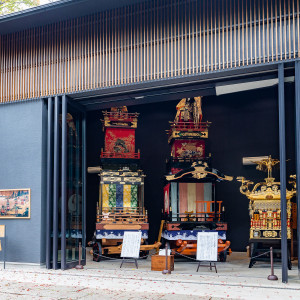 立派な山車やお神輿などが飾ってあります。|581671さんの赤坂 氷川神社の写真(1982956)