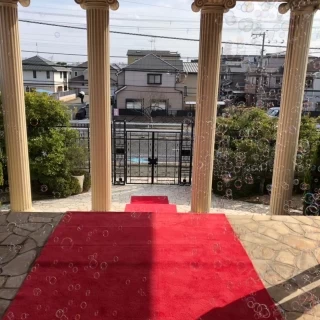 チャペルのドアを開けると国道に面しており、住宅が見えてしまう